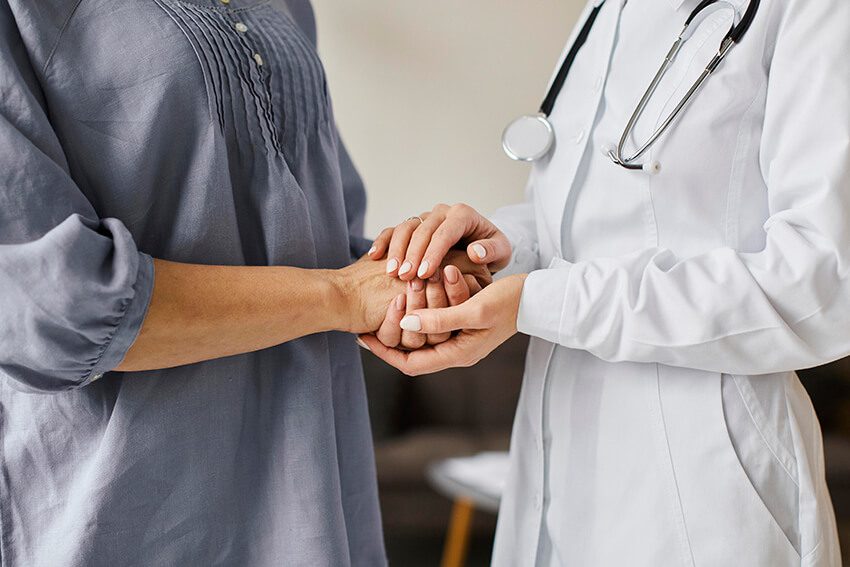 doctor y paciente mayo axa salud