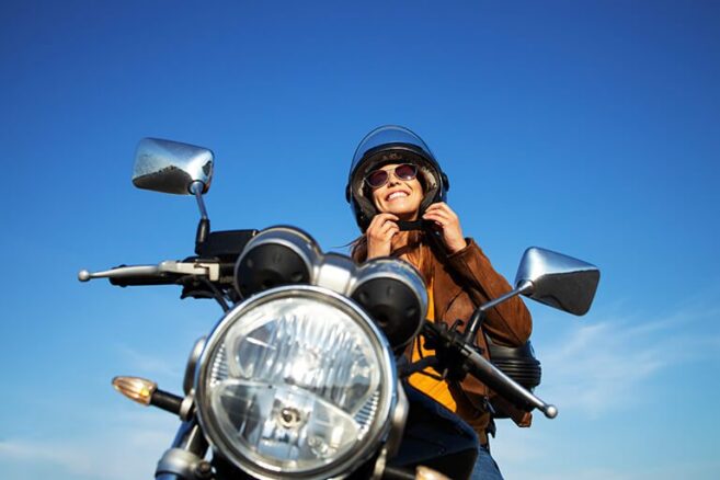 chica manejando moto